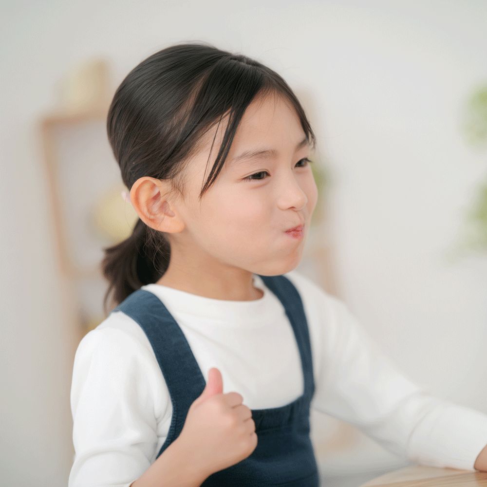 家族でお好み焼きを楽しむ様子