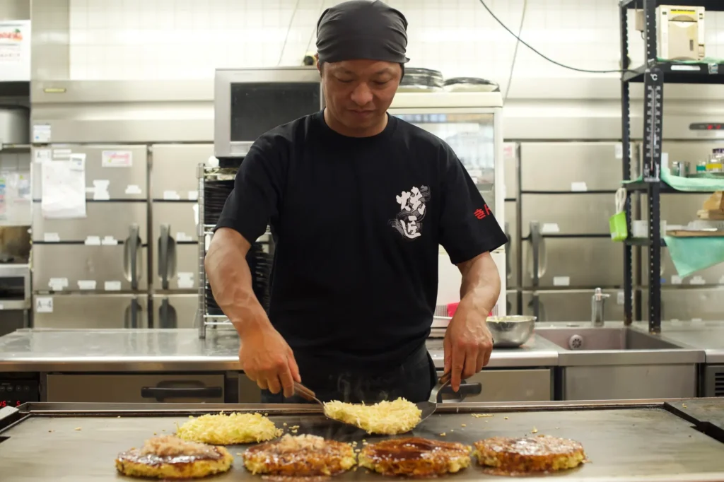 お好み焼き　店員が焼いてくれる